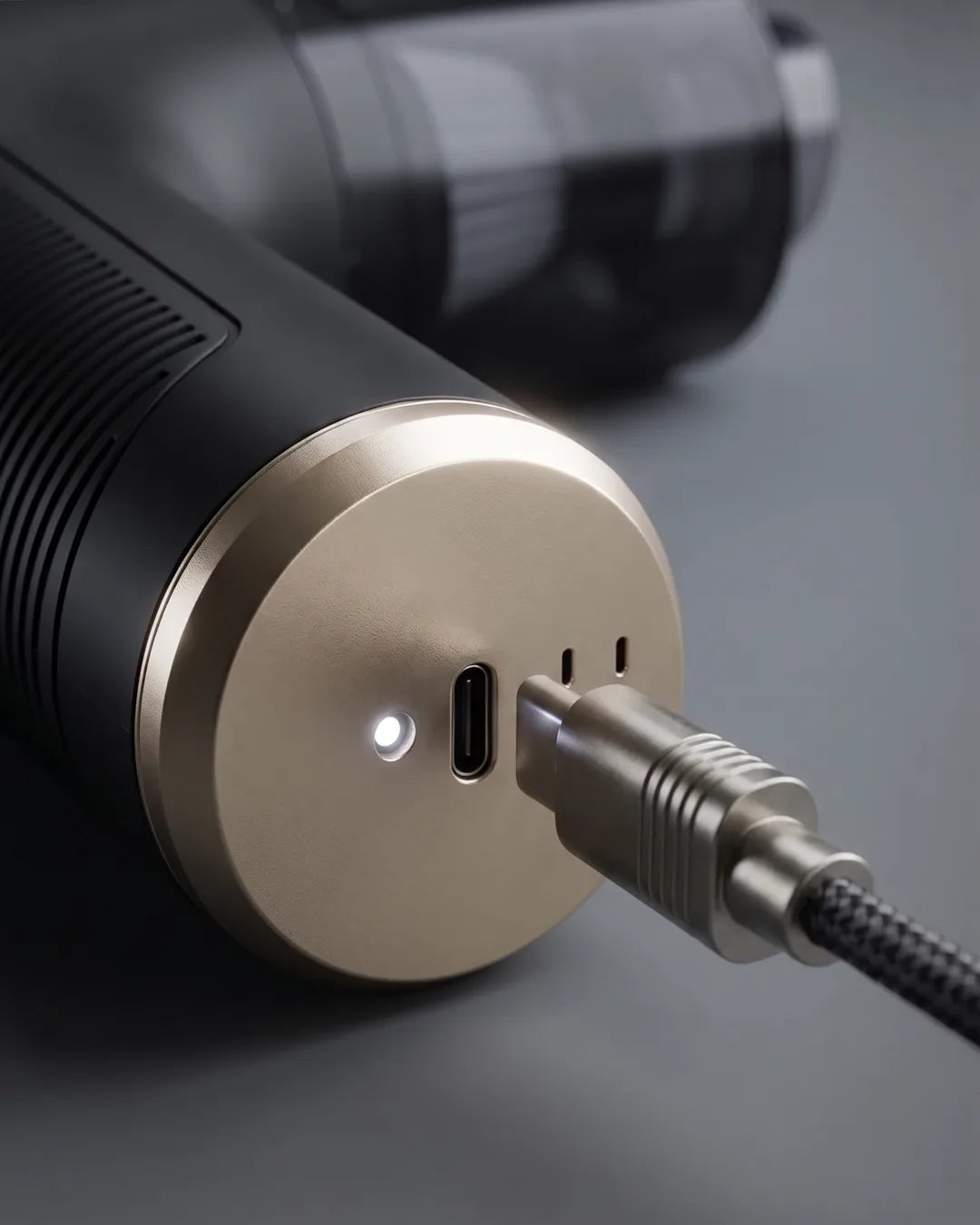 Câble USB-C face au port de charge